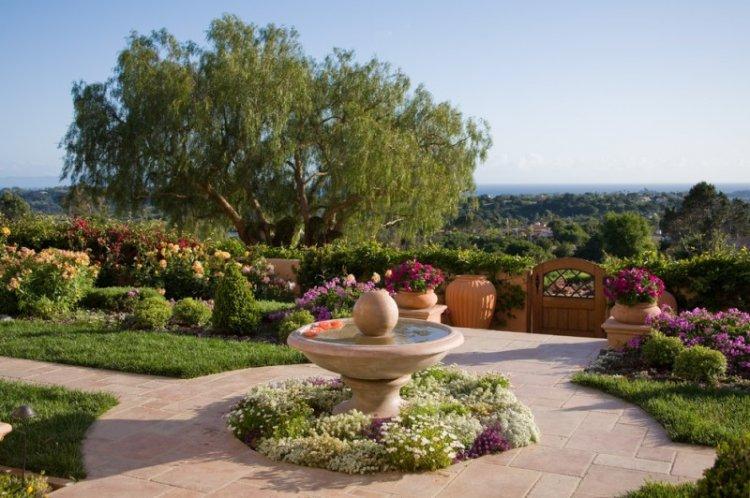 Réservoirs et fontaines - Aménagement paysager de la zone suburbaine photo