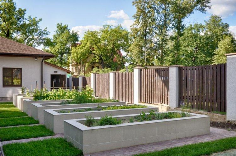 Clôture - Aménagement paysager de la zone suburbaine photo