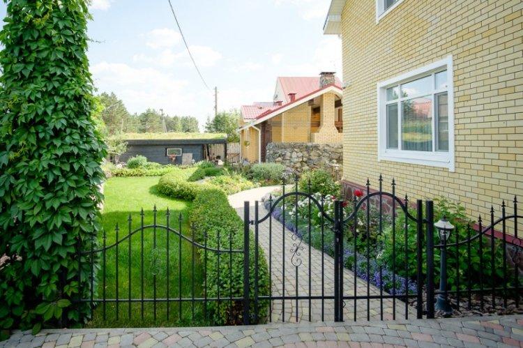 Clôture - Aménagement paysager de la zone suburbaine photo