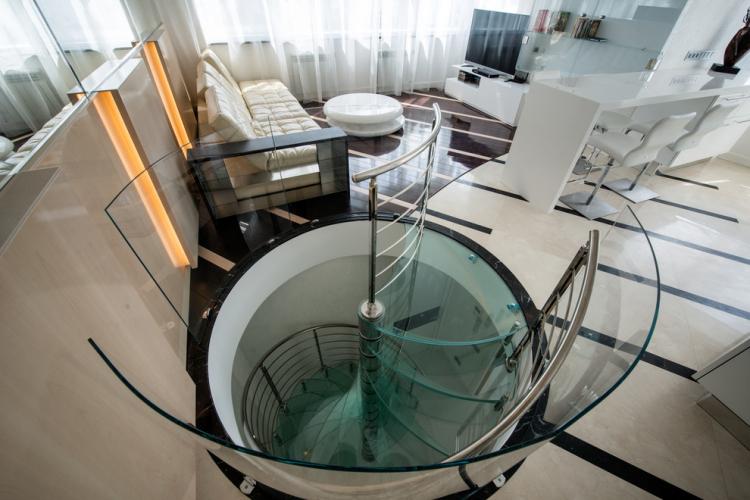 Escalier en verre au deuxième étage