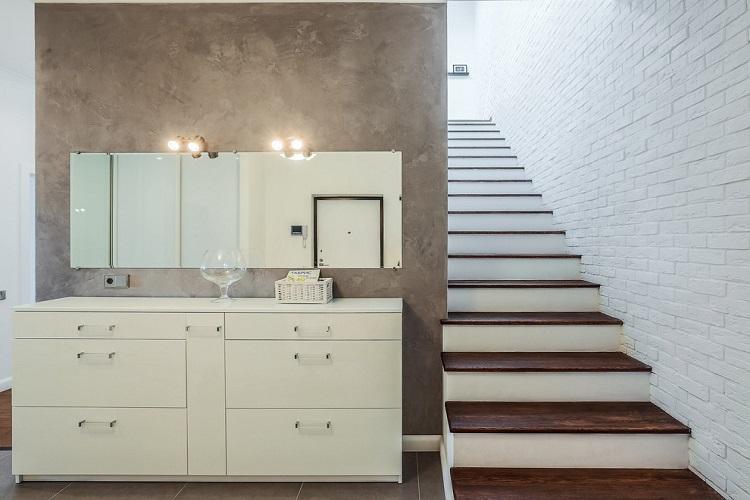 Escaliers menant au deuxième étage - photos d'intérieurs réels