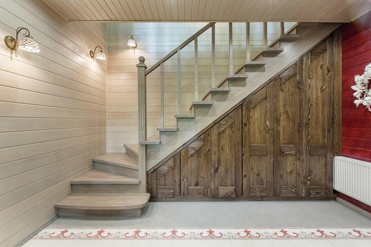 Escaliers menant au deuxième étage - photos d'intérieurs réels