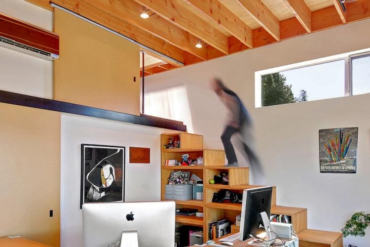 Escaliers menant au deuxième étage - photos d'intérieurs réels