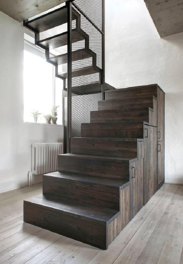 Escaliers menant au deuxième étage - photos d'intérieurs réels