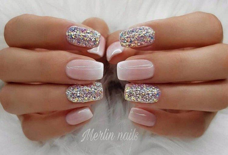 Manucure d'été 2020 avec des paillettes