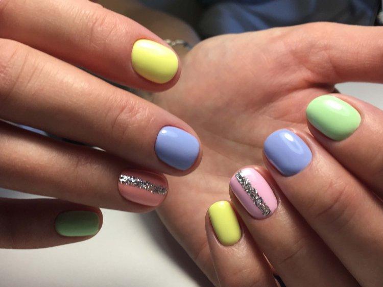 Manucure d'été 2020 pour ongles courts