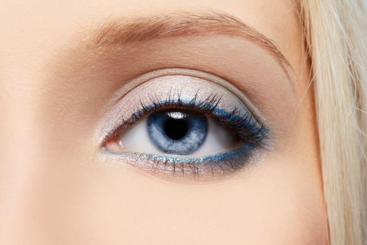 Maquillage de jour pour les yeux bleus