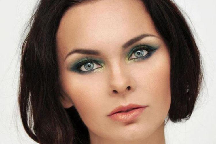 Maquillage pour les yeux verts et les cheveux foncés