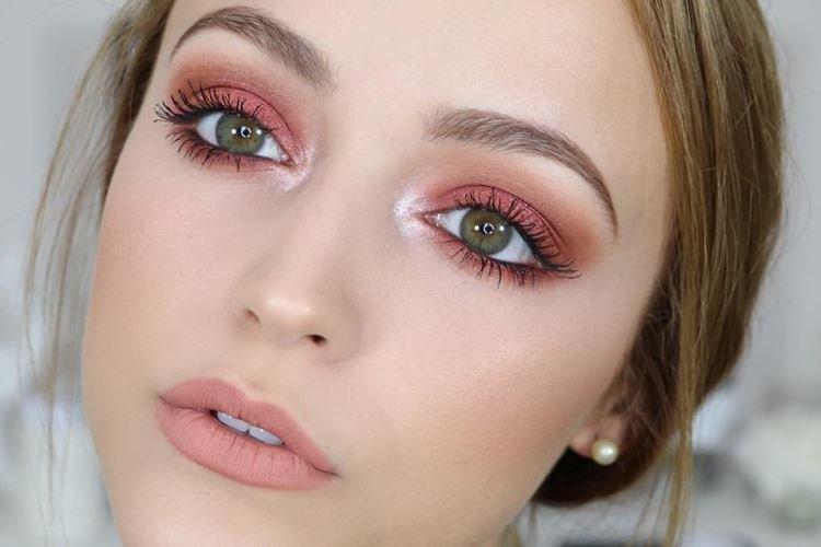 Maquillage yeux verts et cheveux blonds