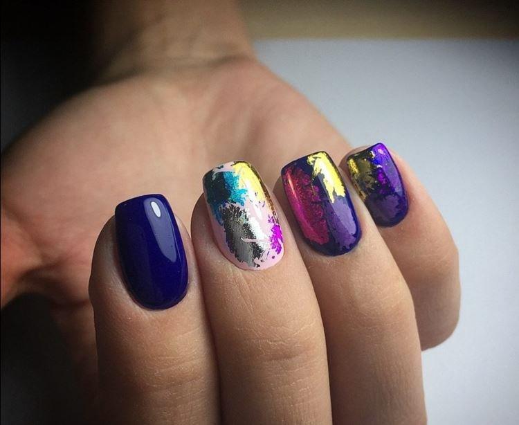 Manucure foncée pour ongles courts 2020