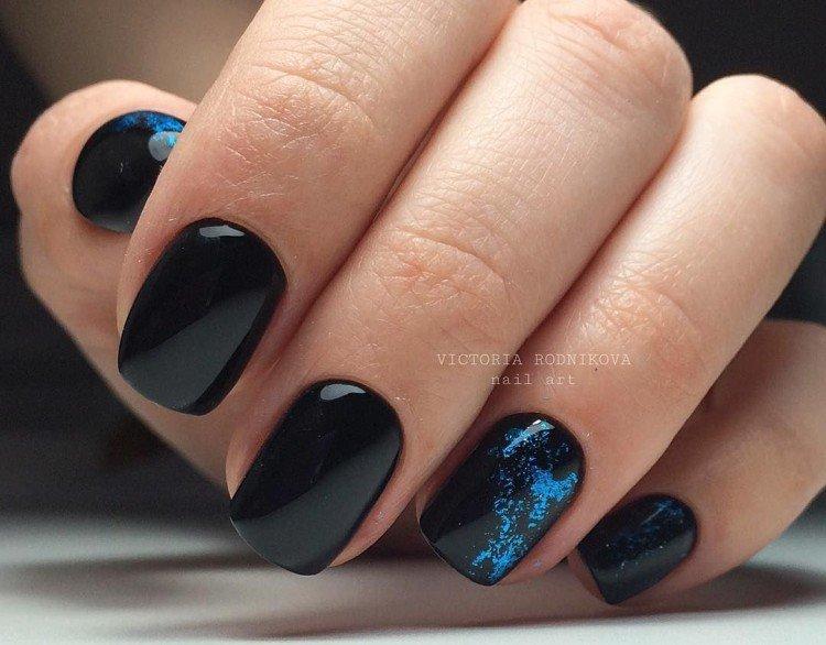 Manucure foncée pour ongles courts 2021