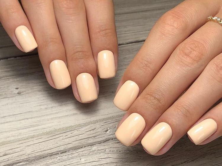 Manucure pour ongles courts - couleurs délicates