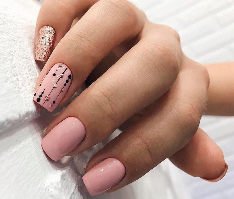 Manucure pour ongles courts - couleurs délicates