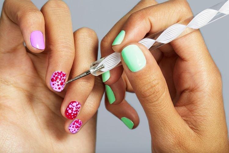 Manucure d'été pour ongles courts