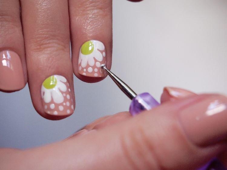 Manucure d'été pour ongles courts