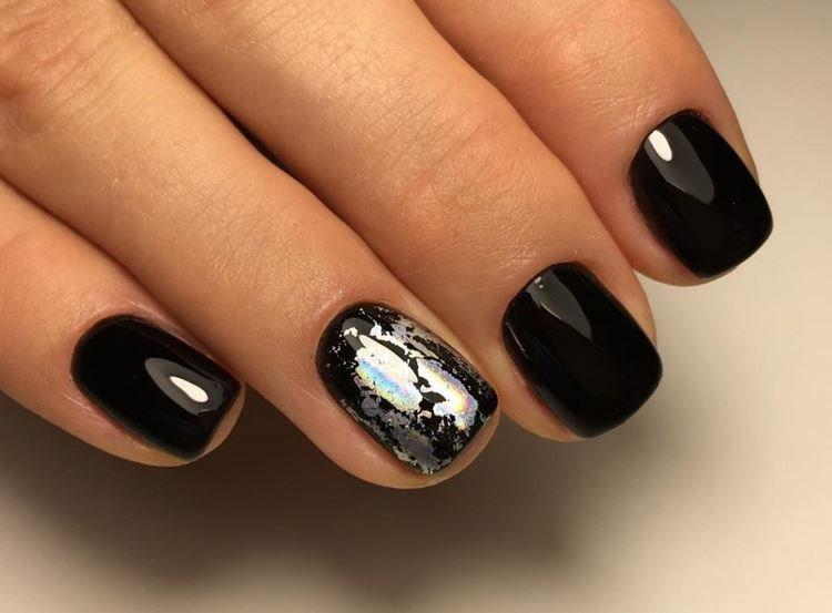 Manucure foncée pour ongles courts