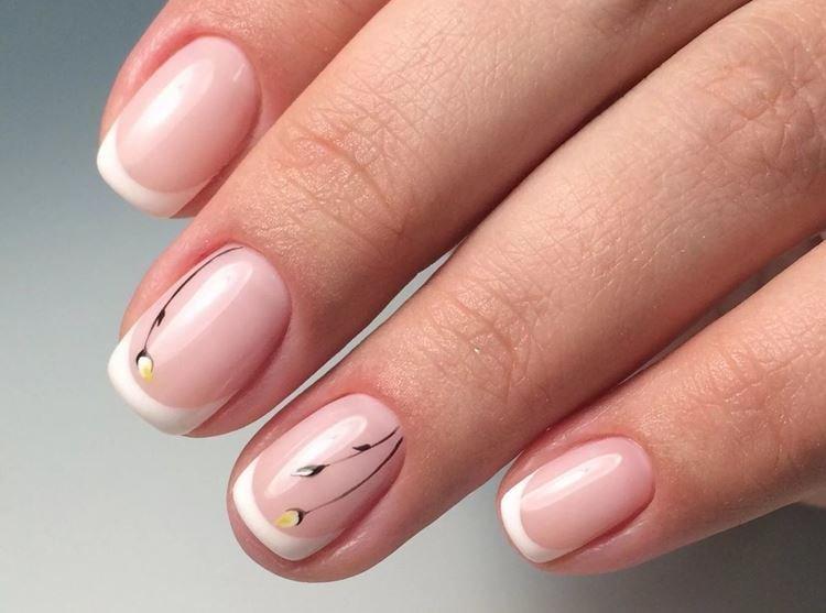 Manucure française pour ongles courts