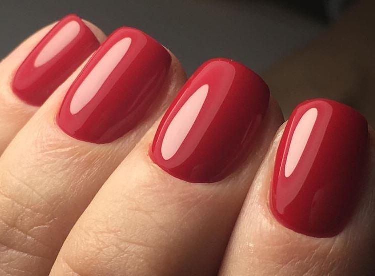 Manucure rouge pour ongles courts