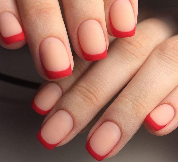 Manucure mate pour ongles courts