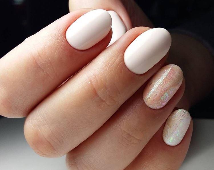 Manucure légère pour ongles courts