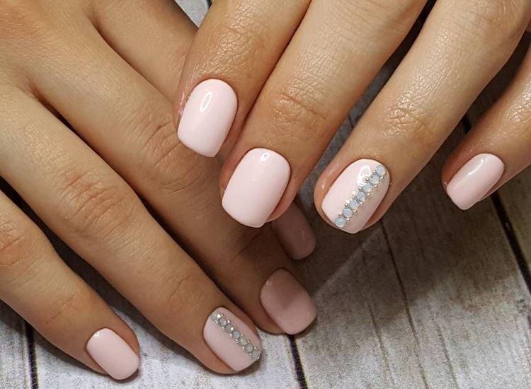 Manucure légère pour ongles courts