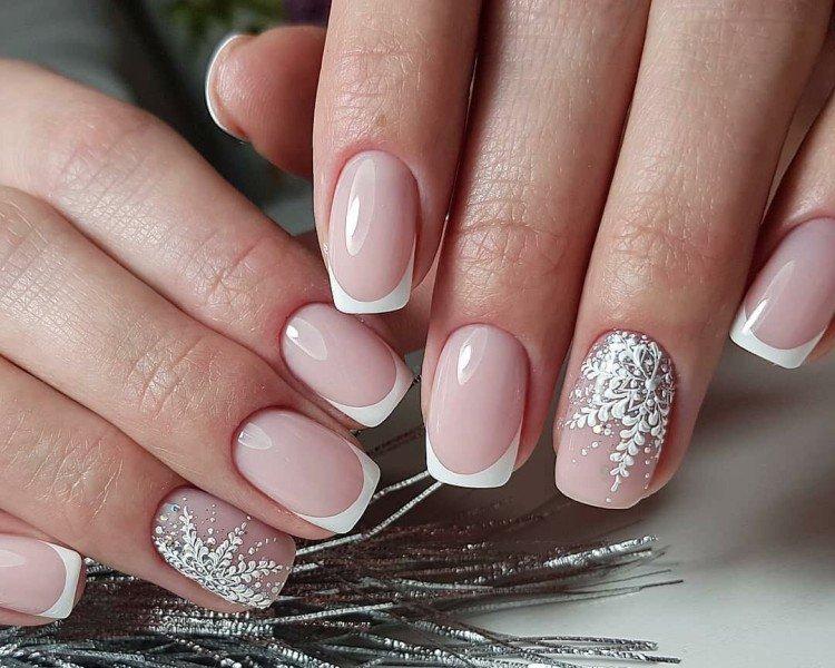 Manucure française pour le nouvel an 2021