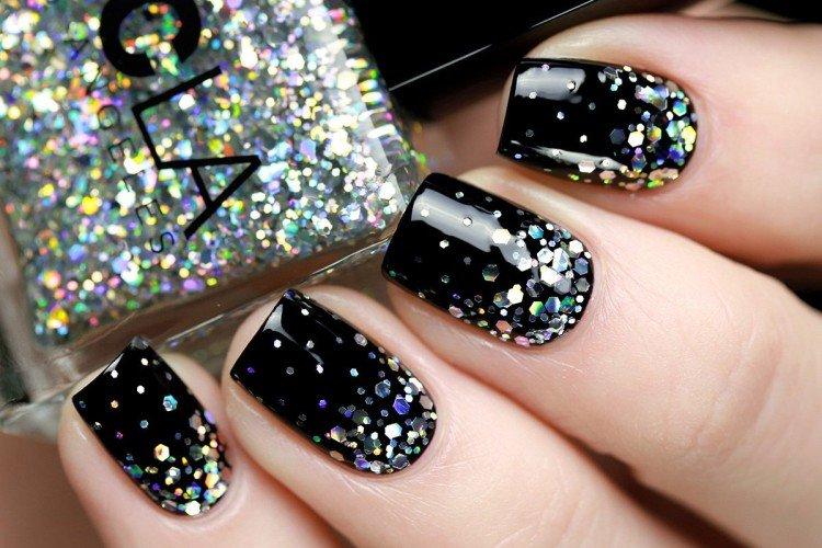 Manucure sombre pour le nouvel an 2021