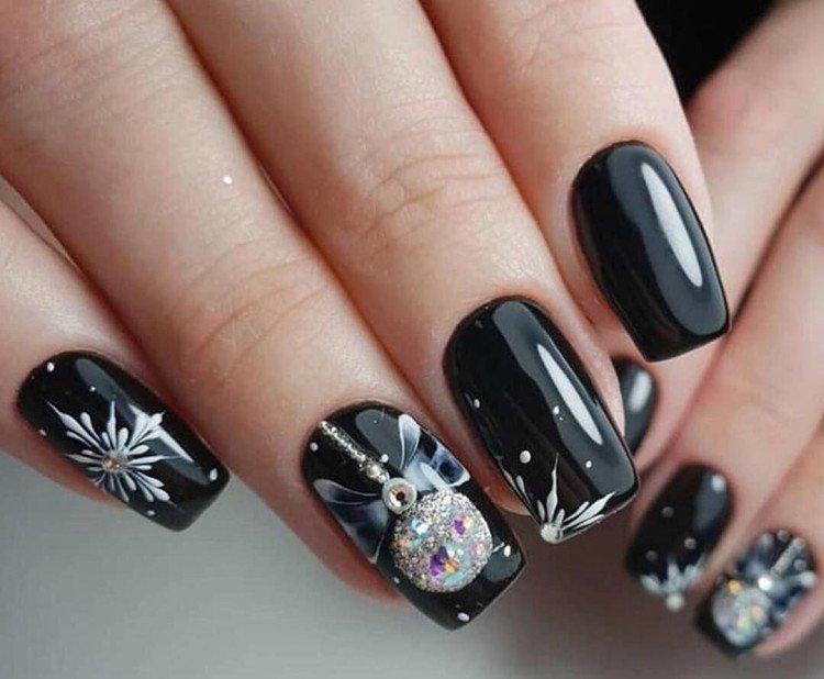 Manucure sombre pour le nouvel an 2021