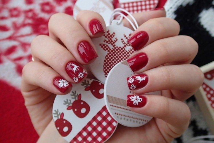 Manucure avec autocollants 3D pour le nouvel an 2021