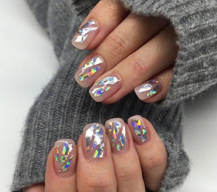 Manucure en verre brisé pour le nouvel an 2021