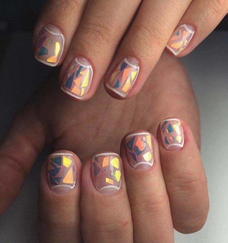 Manucure en verre brisé pour le nouvel an 2021