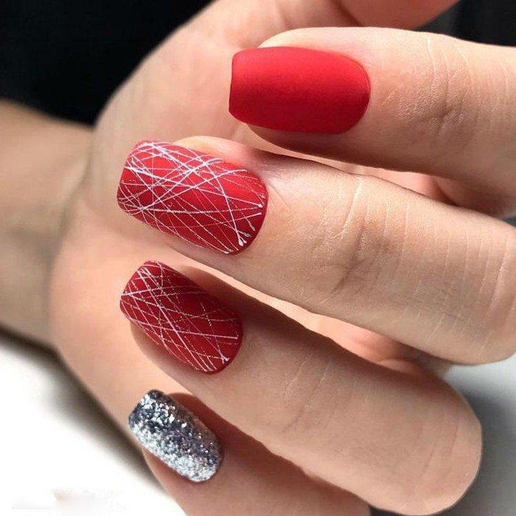 Manucure toile d'araignée pour le nouvel an 2021