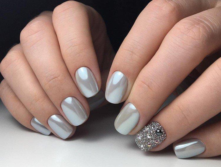 Manucure avec un frottement pour le nouvel an 2021