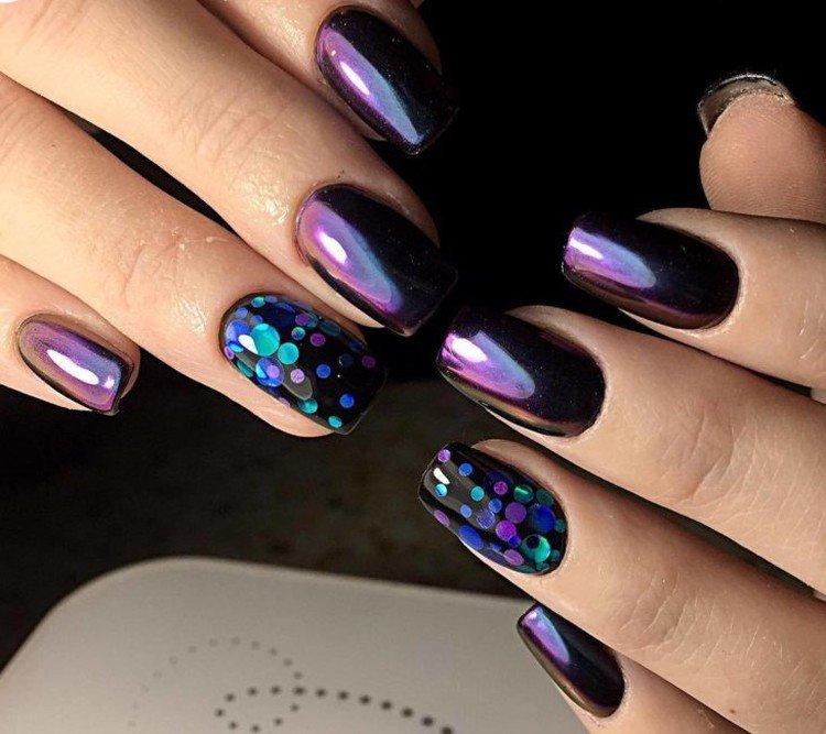 Manucure avec un frottement pour le nouvel an 2021