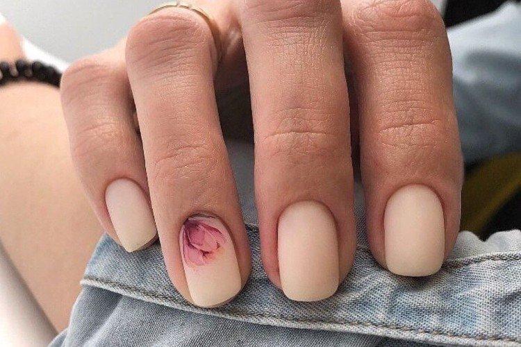 Minimalisme laconique - Manucure à l'école pour ongles courts