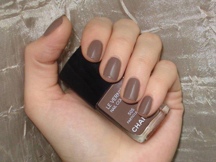 Nuances de café - Manucure à l'école pour les ongles courts