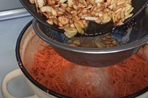 Carottes à la coréenne pour l'hiver dans des bocaux à la maison - une recette étape par étape