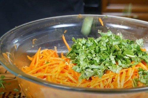 Carottes coréennes aux herbes à la maison - une recette étape par étape
