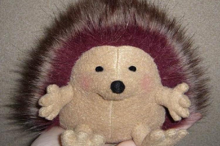 Hérisson en fourrure et polaire - Bricolage peluches