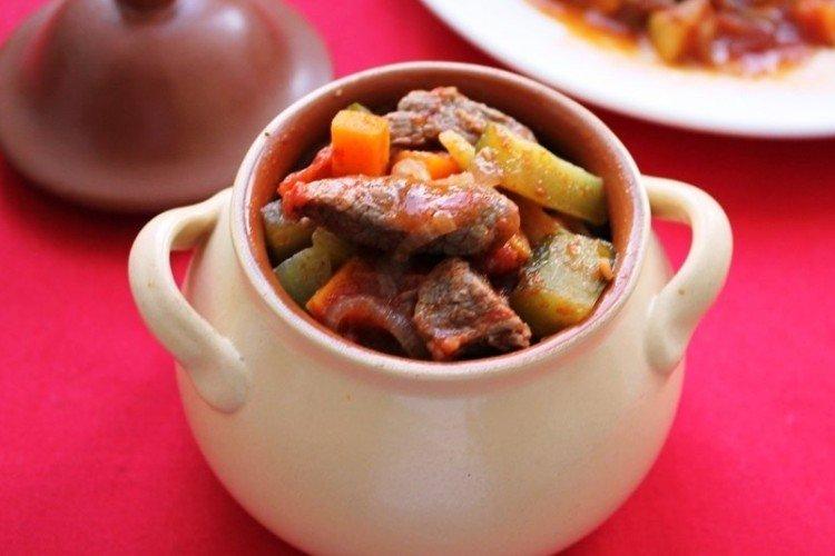 Viande en pots avec pommes de terre - recettes étape par étape