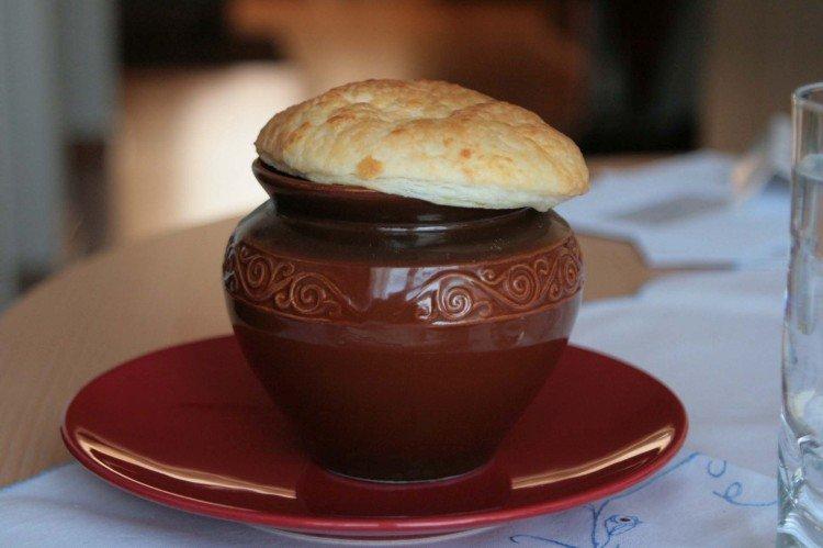 Viande en pots avec pommes de terre et un délicieux couvercle - recettes étape par étape