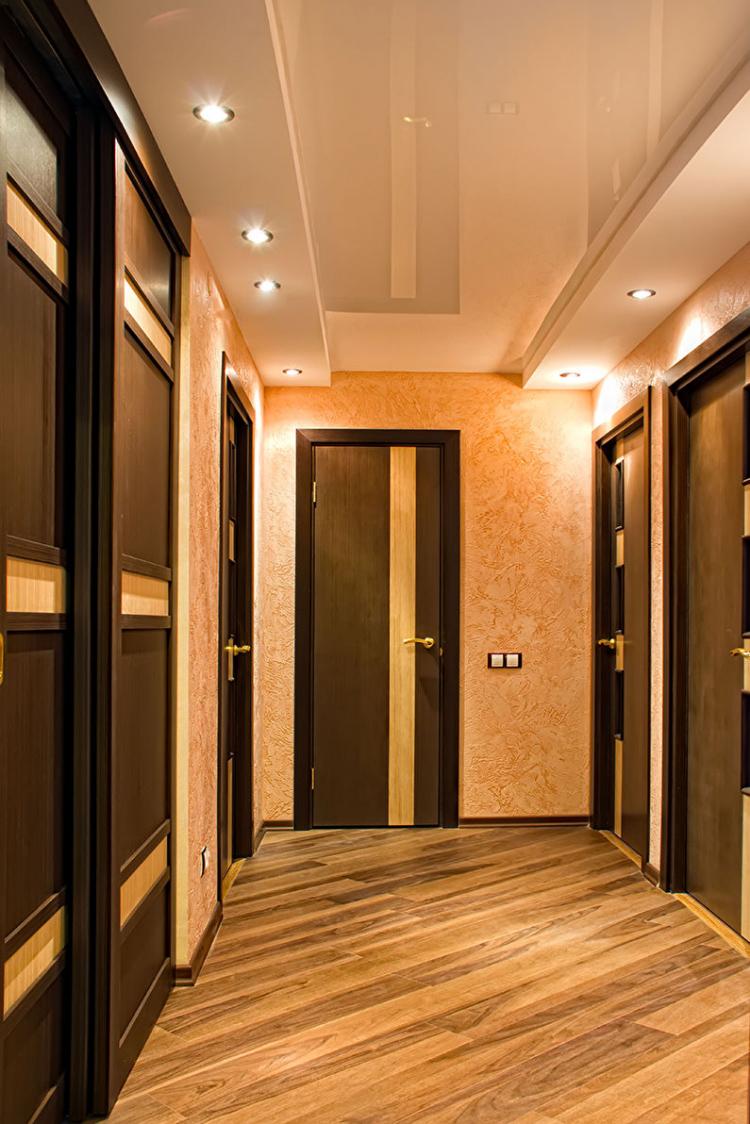 Plafonds tendus à deux niveaux dans le couloir