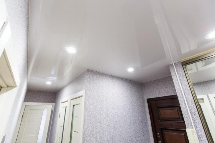 Plafond tendu blanc dans le couloir