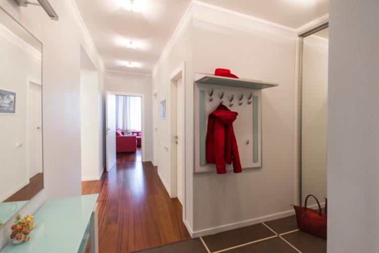 Plafonds tendus à l'intérieur du couloir - photo