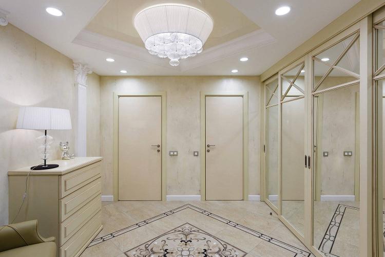 Plafonds tendus à l'intérieur du couloir - photo