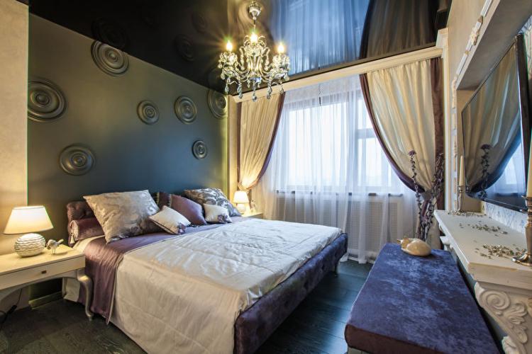 Plafond tendu noir dans la chambre