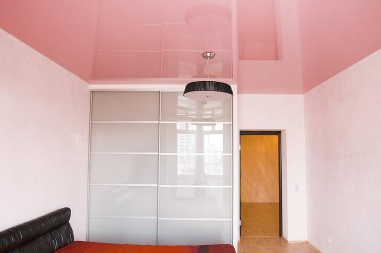 Plafond tendu rose dans la chambre