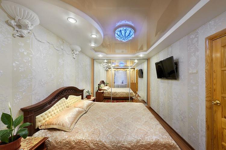 Plafond tendu dans la chambre - photo