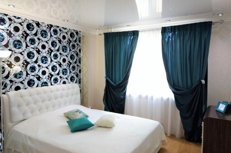 Plafond tendu dans la chambre - photo