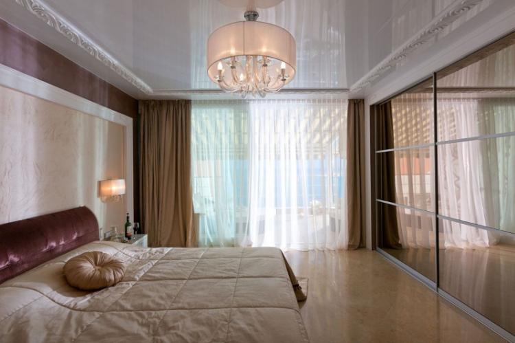 Plafond tendu dans la chambre - photo